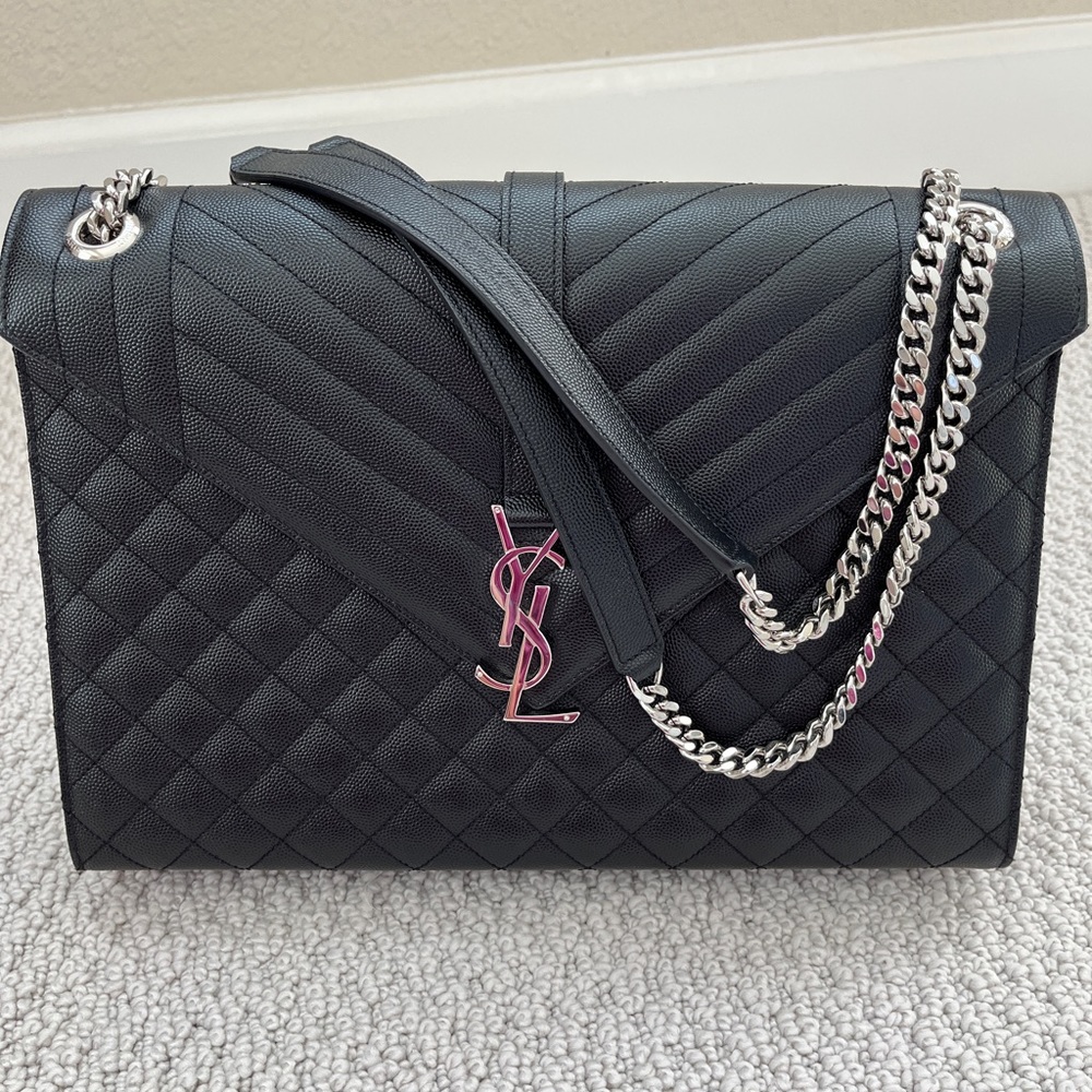 SAINT LAURENT ENVELOPE MED. MIX MATELASSÉ GRAIN DE POUDRE EMBOSSED LEATHER BAG.